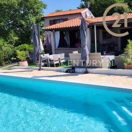 Prodej rodinného domu (90 m²) s bazénem, nacházející se 5 km od moře - Labin, Istrie, Chorvatsko