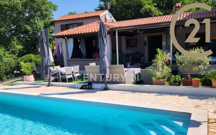 Prodej rodinného domu (90 m²) s bazénem, nacházející se 5 km od moře - Labin, Istrie, Chorvatsko