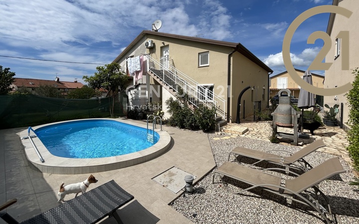 Prodej domu (200 m²) po rekonstrukci, se dvěma samostatnými plně zařízenými apartmány - 5 km od města Umag, Istrie, Chorvatsko