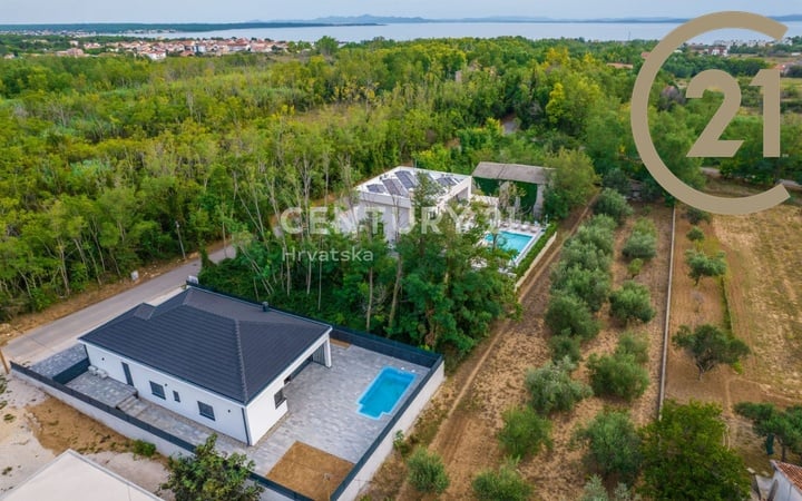 Prodej luxusní vily (146 m²) s bazénem, 800 metrů od moře - Privlaka, Istrie, Chorvatsko