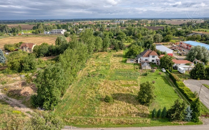 Nabízíme k prodeji pozemek v malebné obci Pečky, která se nachází v krásném prostředí středních Čech.