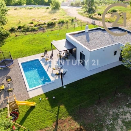 Prodej rodinného domu (87 m²) s bazénem, který se nachází 3,5 km od moře - Labin, Istrie, Chorvatsko