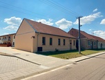 Dolní Dunajovice, RD - 2 bytové jednotky (2+1, 3+kk), terasa 53 m2, možnost pronájmu předzahrádky, částečná rekonstrukce – rodinný dům - Domy Břeclav