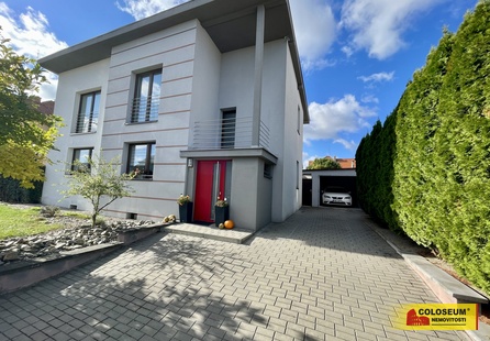Moravský Krumlov, RD 5+kk, pozemek 760m2, zahrada, bazén, pergola, garáž - rodinný dům - Domy Znojmo