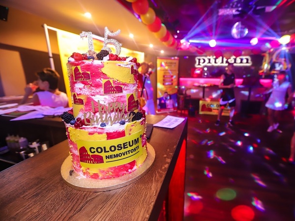 Famózní dort na famózní oslavě 15. narozenin COLOSEA