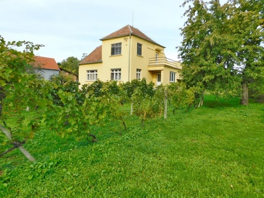 Tento rodinný dům nedaleko Hodonína s obrovskou zahradou v obci Žarošice o dispozici 3+1 se prodal také ihned z první prohlídky a již má svého nového majitele - ÚSPĚŠNĚ PRODÁNO ZA 1 měsíc !!!
