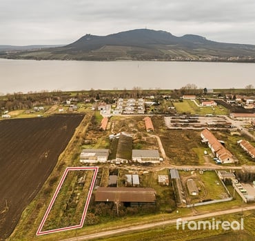 Prodej komerčního pozemku 2 465 m², Strachotín