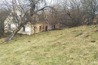 pozemek okolo ruiny