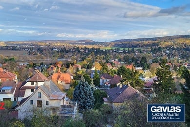 Pozemek s krásným výhledem na údolí Berounky v Černošicích se starším rodinným domem, Ev.č.: 60371-1