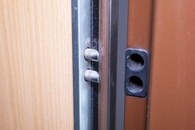 detail bezpečnostních vstupních dveří