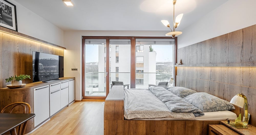 Pronájem bytu s výhledem na Vltavu a garážovým stáním - Holešovice