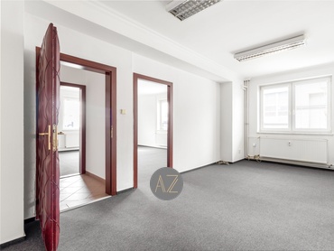 Pronájem 5 kanceláří 138 m2 se sociálním zázemím, kuchyňkou,  a 4 vyhrazenými parkovacími místy, areál Koterovská