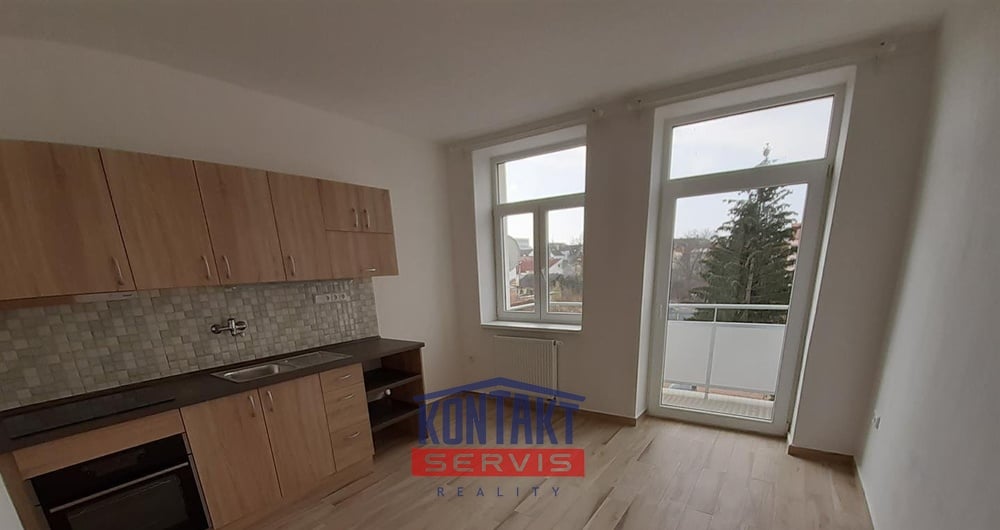 Pronájem prostorného, slunného bytu 2+1 s balkónem v ulici Štítného, České Budějovice