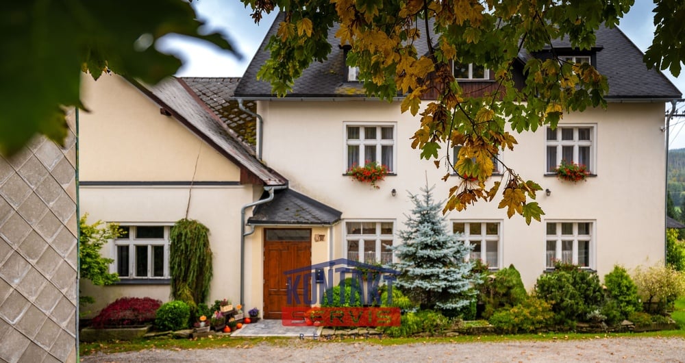 Prodej prosperujícího penzionu s restaurací a prostorné chaty v srdci Šumavy – Kůsov u Stach