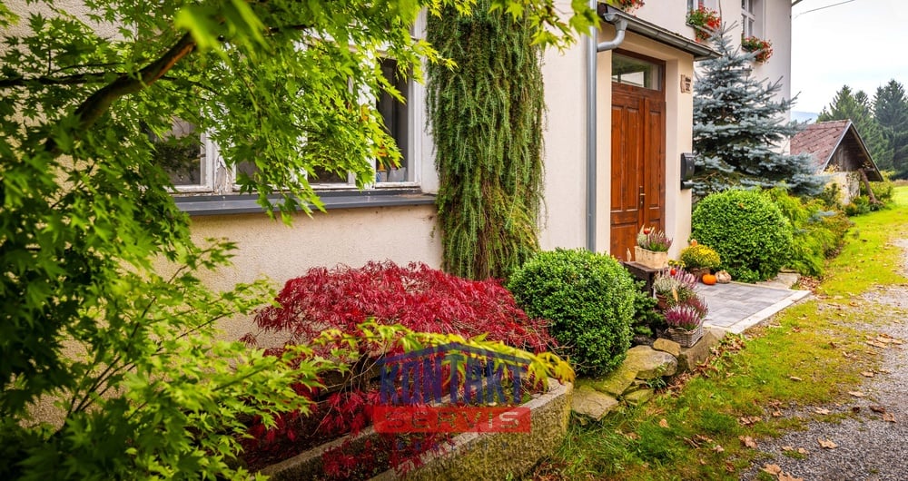 Prodej rodinného domu a prostorné chaty v srdci Šumavy – Kůsov u Stach