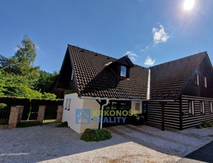 Prodej domu v centru krkonošské horské obce Černý Důl, v blízkosti lyžařského areálu.