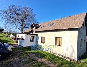 Prodej rodinného domu se zahradou v obci Markoušovice u Trutnova.