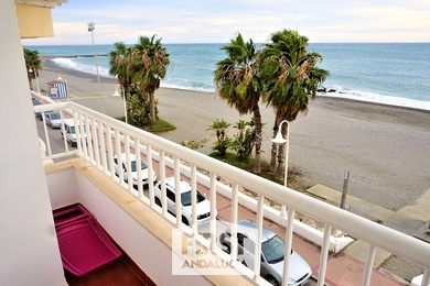 PRODEJ. Praktický mezonet přímo na pláži. 2 ložnice, garáž, sklep. Caleta de Velez, Málaga, Ev.č.: R3979039