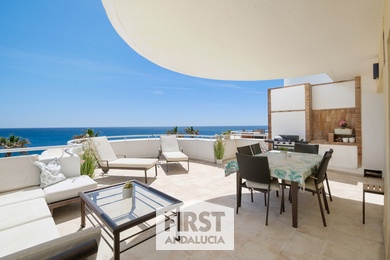PRODEJ. Exkluzivní penthouse 4+kk přímo u moře. Bazén, terasy, parking. Estepona, Costa del Sol, Ev.č.: R4317910