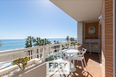 PRODEJ. Apartment 4+kk v 1. linii u pláže. 3 ložnice, parking. Estepona, Costa del Sol, Ev.č.: R4644244