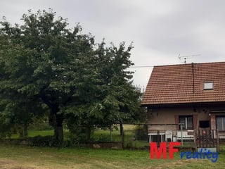 Prodej rodinného domu 5+1 s obytným podkrovím, sklípkem, garáží a pozemkem 828 m² - Vavřinec - Žíšov, vzdálené 40 km od Prahy
