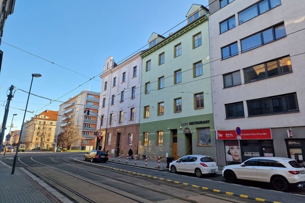 Obchodní prostor v přízemí a multifunkční prostory v suterénu na frekventovaném místě Sladkovského ulici v Plzni