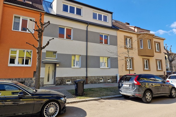 Kompletně zrekonstruovaný, zděný byt 2+1 s balkonem na klidném místě v Plzni na Slovanech