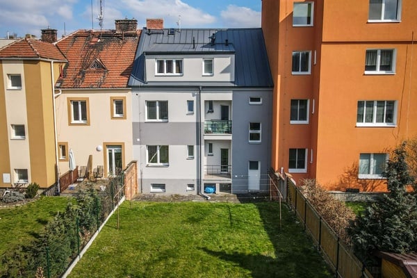 Řadový rodinný dům se třemi byty a velkou zahradou v ulici Ruská v Plzni na Slovanech