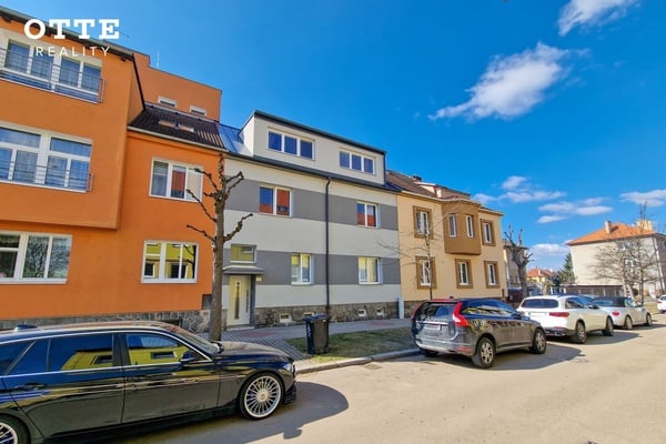 Řadový rodinný dům se třemi byty a zahradou v ulici Ruská v Plzni na Slovanech