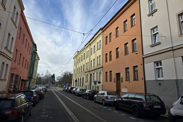 Částečně vybavená administrativní budova nedaleko Slovanské třídy v Radyňské ulici v Plzni
