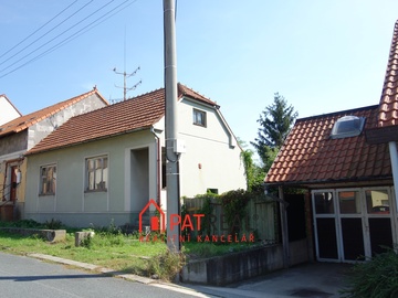 Větší RD k rekonstrukci v obci Ostrovačice, vjezd na pozemek, pozemek 465 m²