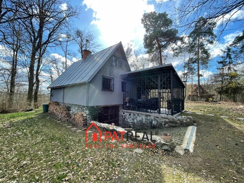 Prodej celoročně obyvatelné chaty po úspěšné rekonstrukci u Brněnské přehrady, pozemek 84 m²