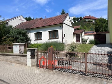 Pěkný rodinný dům v Brně-Kohoutovicích s velkou předzahrádkou, prostornou verandou, dvorem a bazénem, pozemek 479 m²