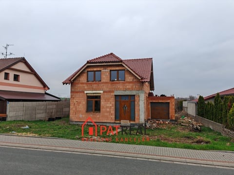 Prodej stavby rodinného domu 6+1 s garáží na pozemku o 1041m² v obci Starovičky, pozemek 1.041 m²