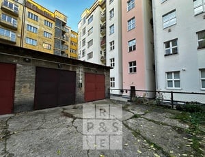 Pronájem prostorné garáže, ul. Šternberkova 14, Praha 7 – Holešovice