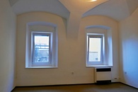 pokoj 2 s okny do dvora