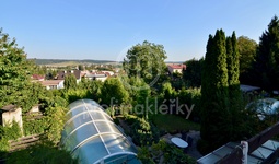 Prodej neuvěřitelně prostorného RD s bazénem, saunou, 2 garážemi a překrásnou zahradou, 1086m² - Říčany u Brna
