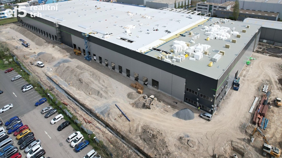 Pronájem skladu 10 000 m², Praha 15