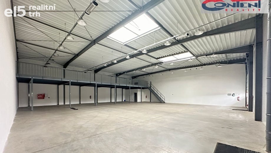 Pronájem skladu 540 m², Zápy