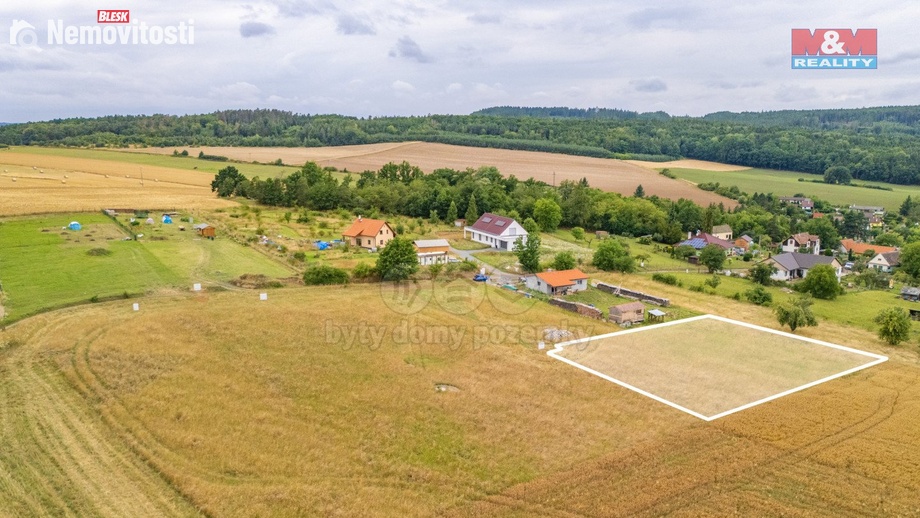Prodej stavebního pozemku 1 989 m², Lužany