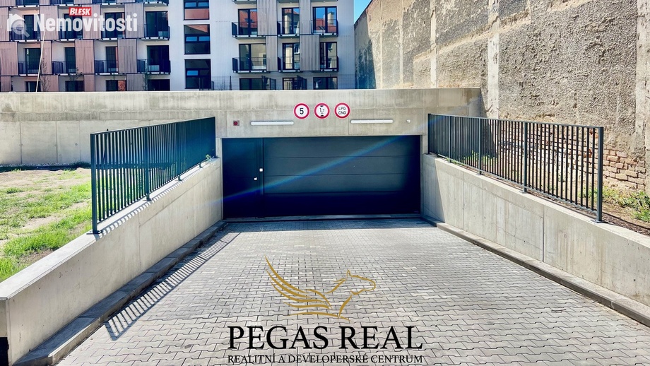 Pronájem garážového stání 14 m², Brno - Komárov