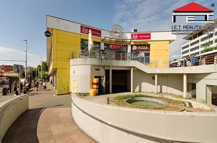Pronájem obchodního prostoru 467 m², Praha - Kobylisy
