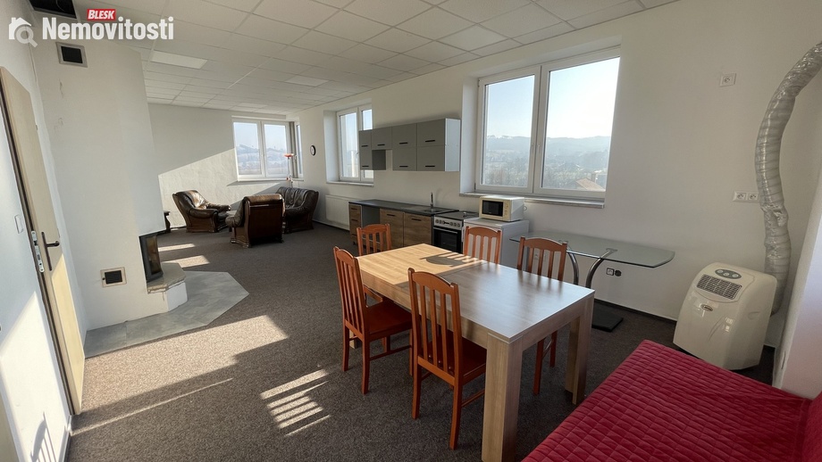 Pronájem kanceláře 99 m², Cetkovice