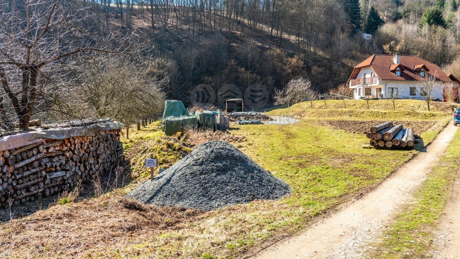 Prodej stavebního pozemku 1 339 m², Doubravník