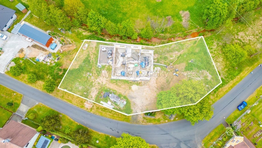 Prodej stavebního pozemku 1 639 m², Lomnice