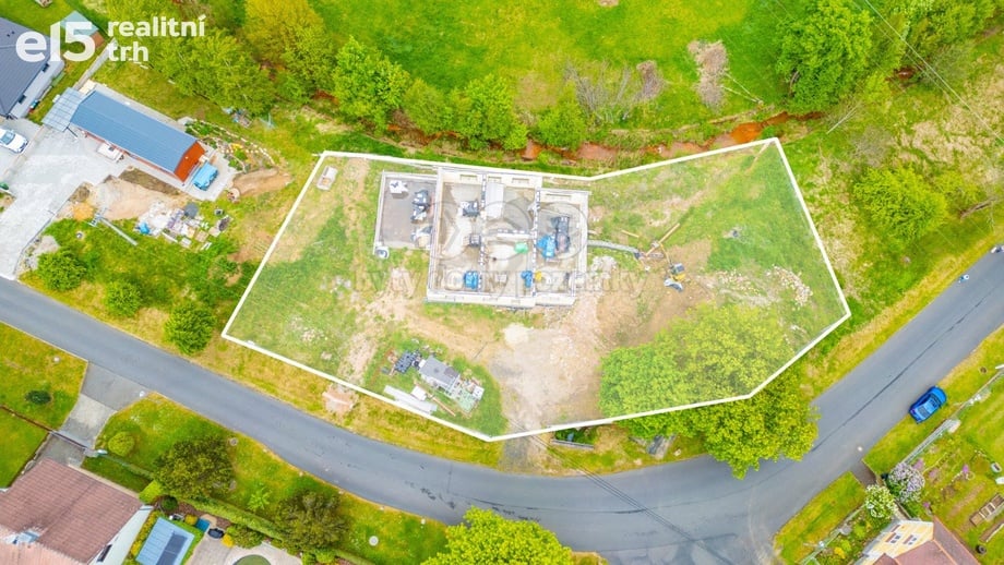 Prodej stavebního pozemku 1 639 m², Lomnice