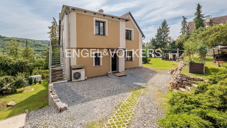 Prodej vícegeneračního domu 256 m², Černošice