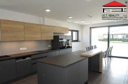 Prodej rodinného domu 210 m², Mezouň