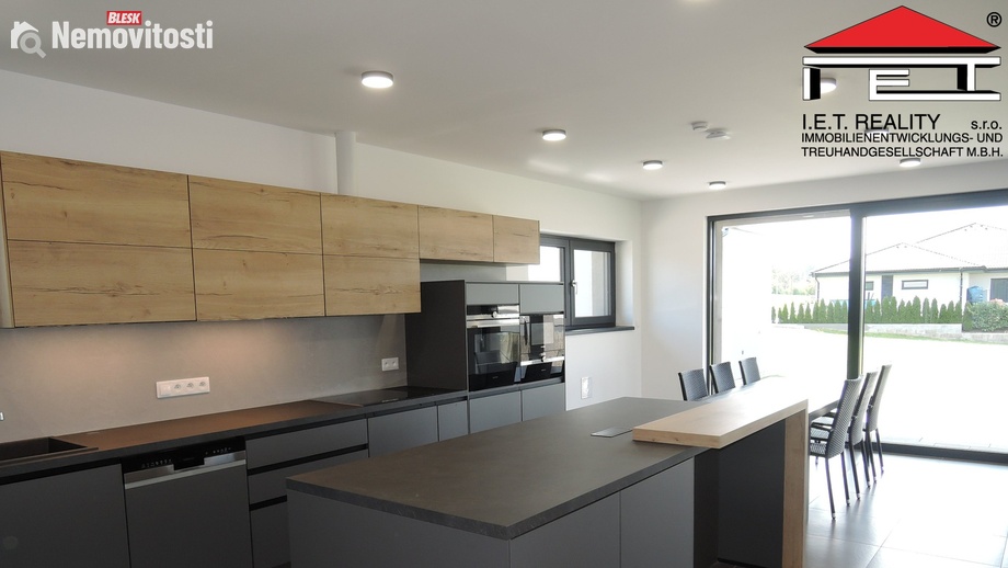 Prodej rodinného domu 210 m², Mezouň