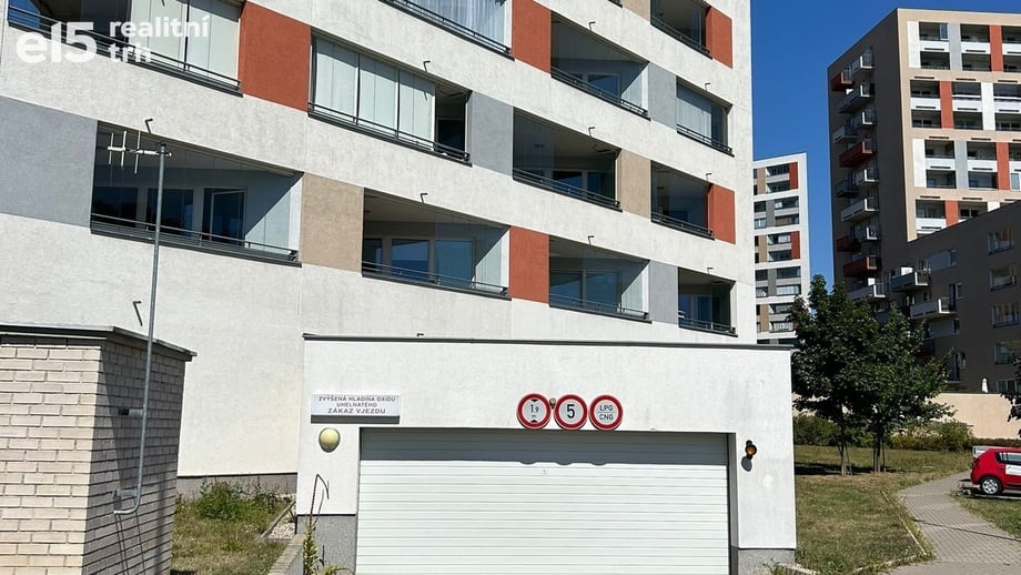 Pronájem garážového stání 15 m², Praha - Horní Měcholupy